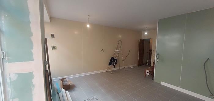 rénovation d'une cuisine pro avec plaque en pvc verte après 2